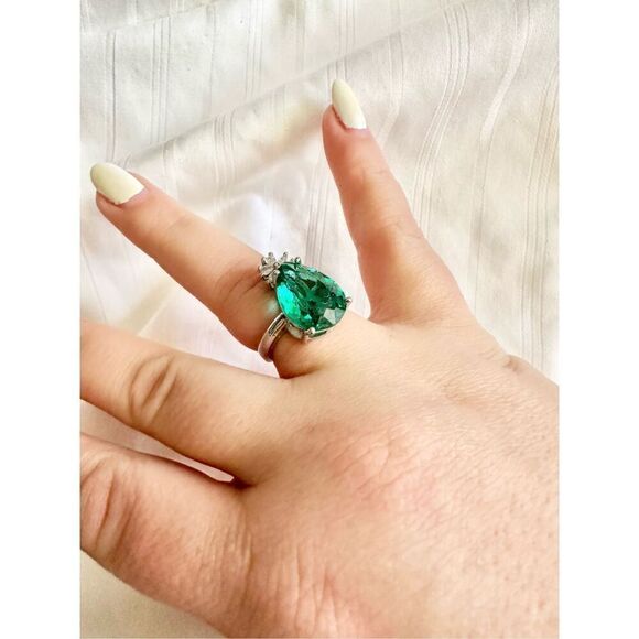 Emerald teardrop cubic zirconia adjustable ring, super sparkly, very elegant ￼ - Picture 4 of 6